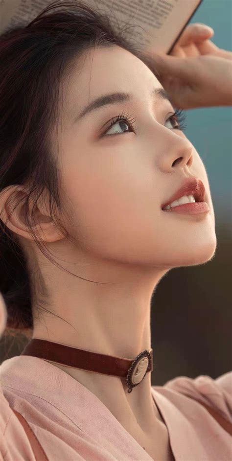 翟晓川今天参加阅兵仪式戴北京青年榜样奖章和首钢劳动模范奖章